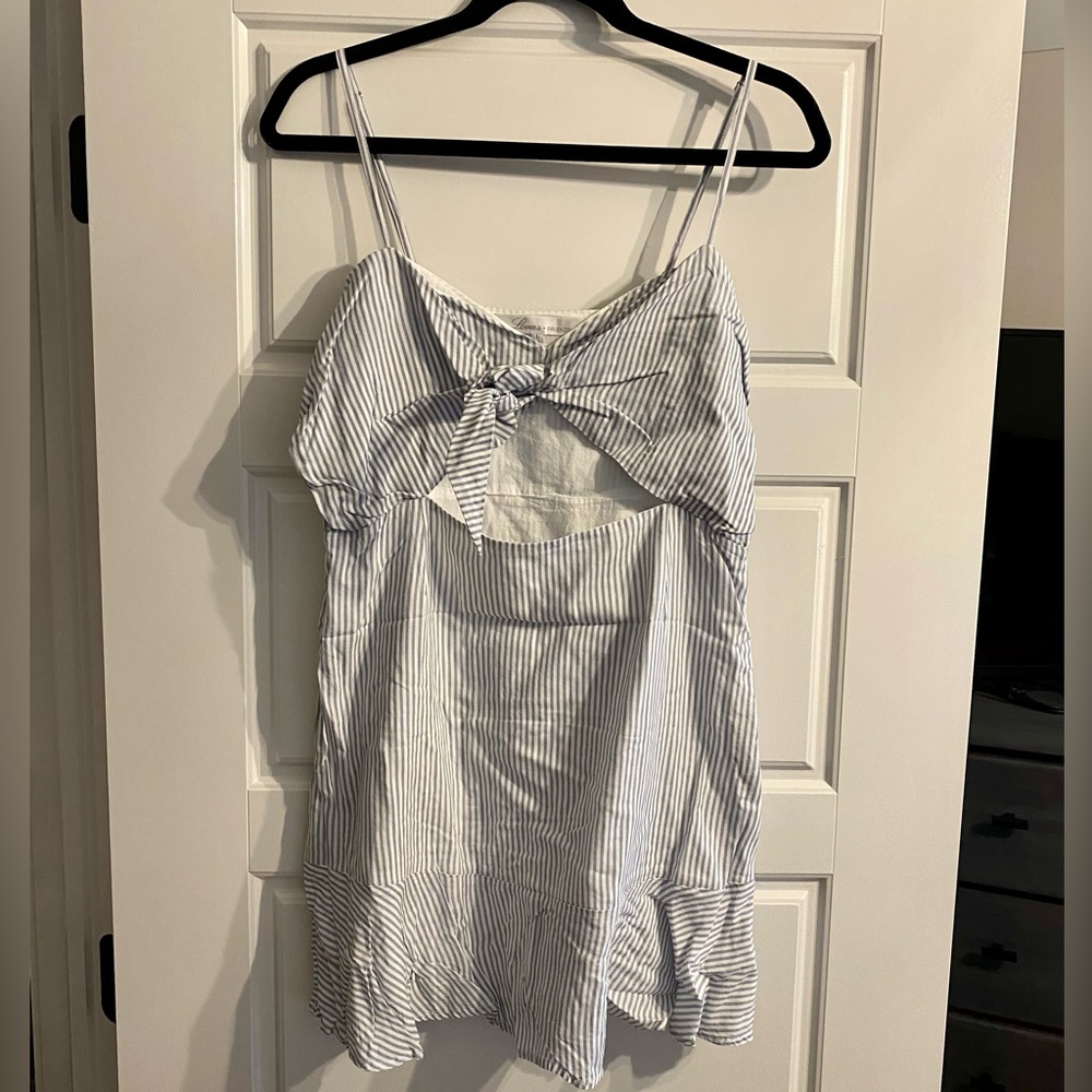 Adorable cut-out seersucker dress! Perfect for spring/summer!